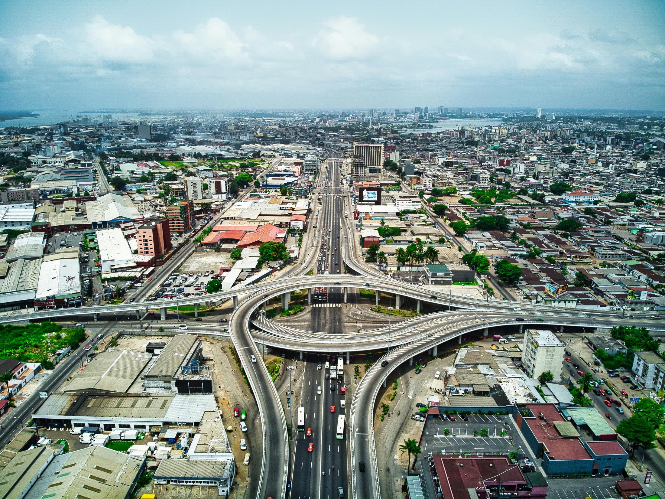 Vue aerienne d'Abidjan et de ses axes principaux