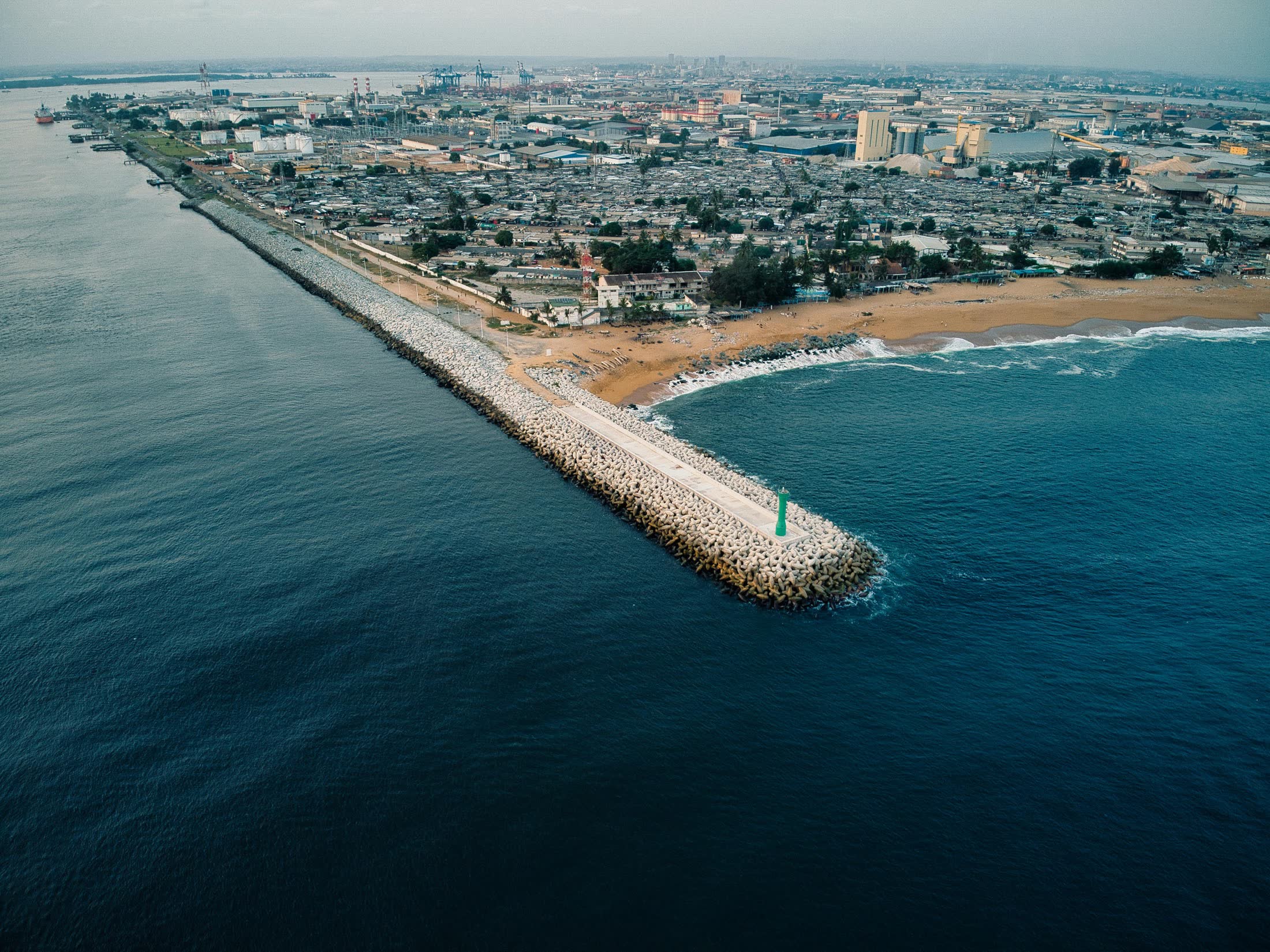 Vue aerienne de la cote et du port d'Abidjan