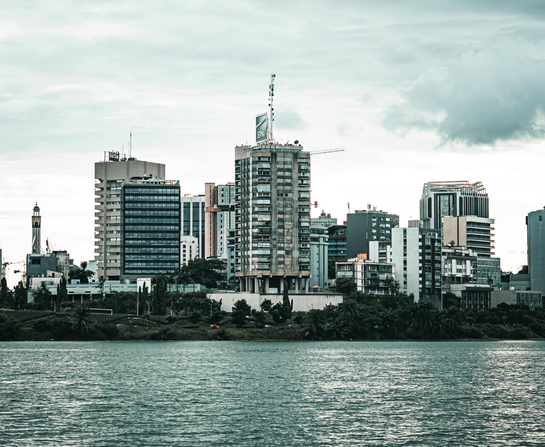 Skyline du Plateau d'Abidjan vu depuis la lagune