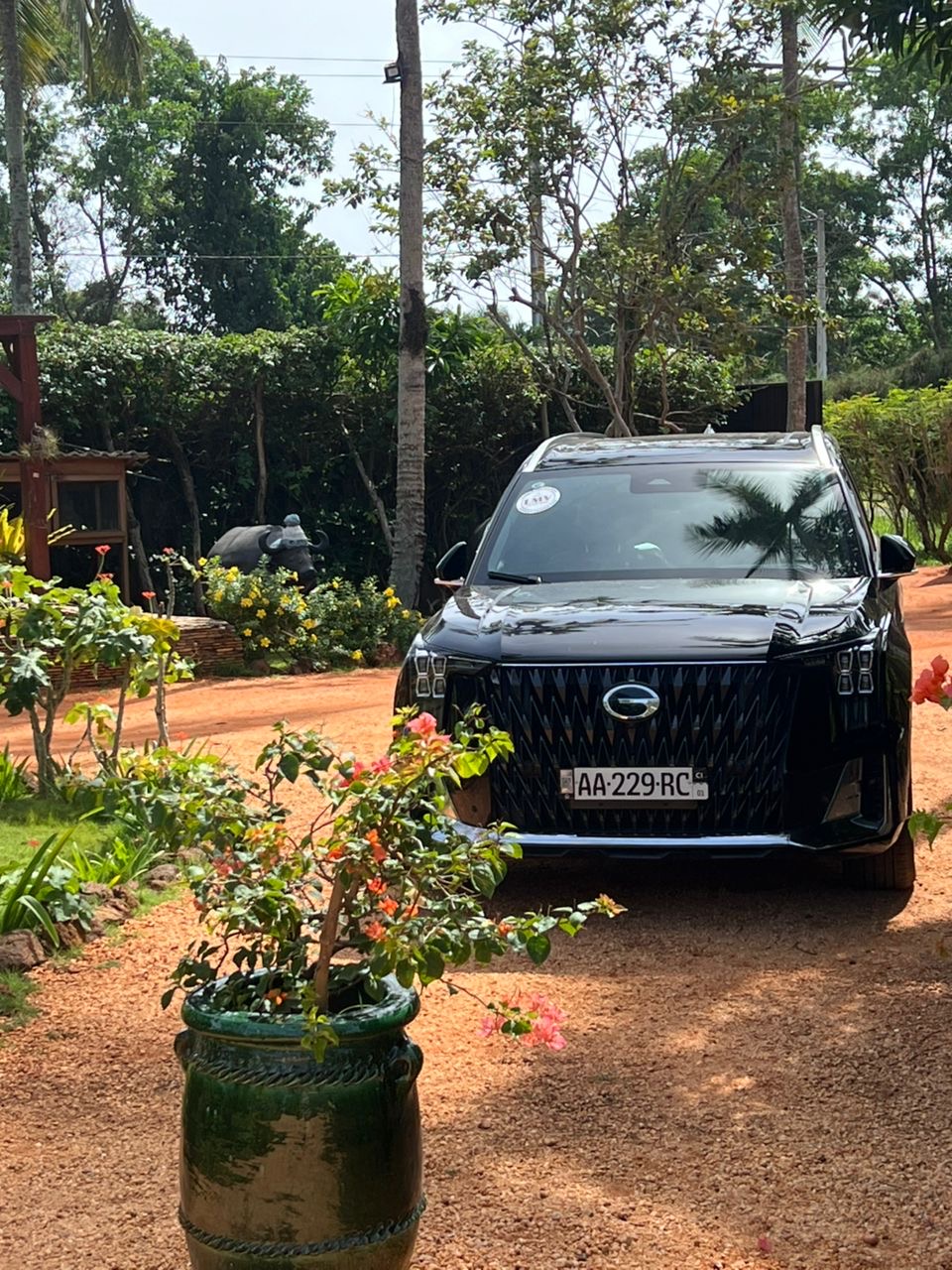 Vehicule premium LMV dans un jardin