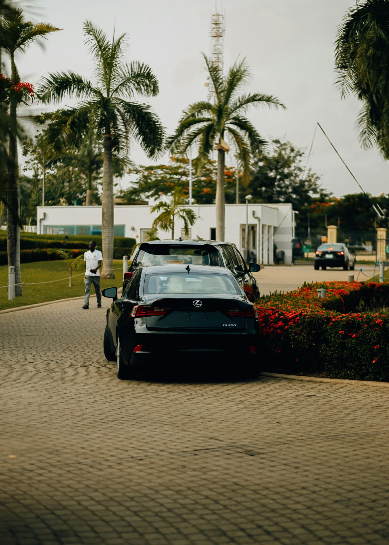 Berline premium dans un environnement tropical a Abidjan